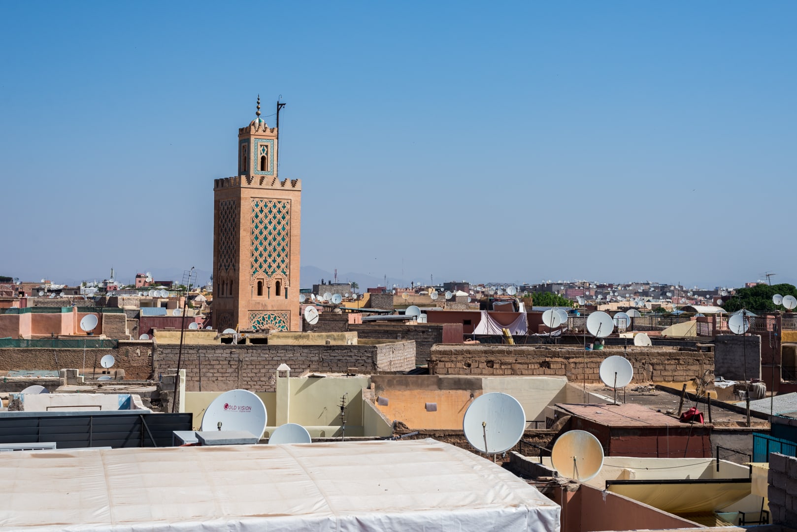photo des toits de la place El FNA de Marrakech voyage au Maroc